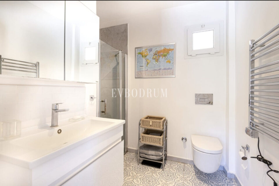 Misafir evi, havuz ve 5.025 m2 peyzajlı bahçesiyle eşsiz villa – Exceptional Villa And Guest House With Large Plot And Pool 689203B540114