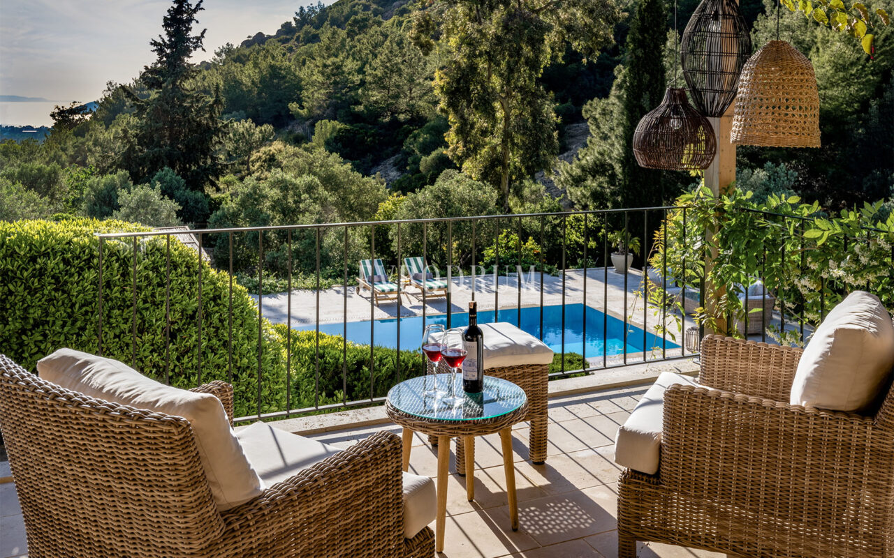 Misafir evi, havuz ve 5.025 m2 peyzajlı bahçesiyle eşsiz villa