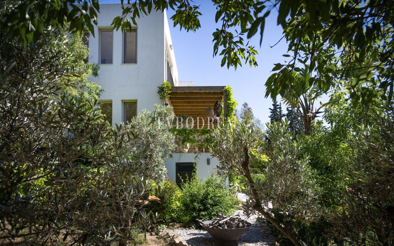 Misafir evi, havuz ve 5.025 m2 peyzajlı bahçesiyle eşsiz villa