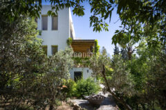 Misafir evi, havuz ve 5.025 m2 peyzajlı bahçesiyle eşsiz villa