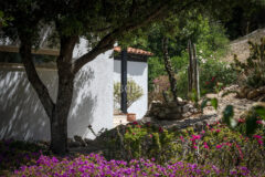 Misafir evi, havuz ve 5.025 m2 peyzajlı bahçesiyle eşsiz villa