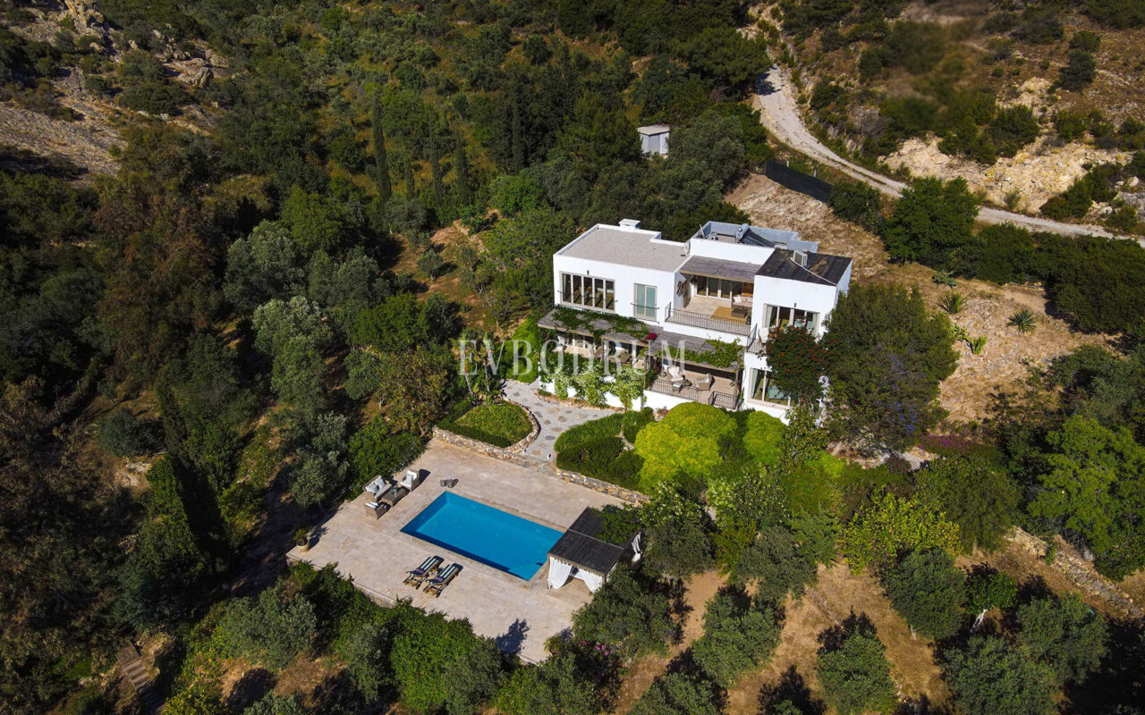 Misafir evi, havuz ve 5.025 m2 peyzajlı bahçesiyle eşsiz villa