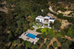 Misafir evi, havuz ve 5.025 m2 peyzajlı bahçesiyle eşsiz villa