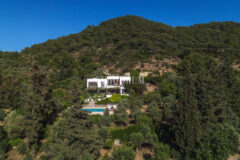 Misafir evi, havuz ve 5.025 m2 peyzajlı bahçesiyle eşsiz villa