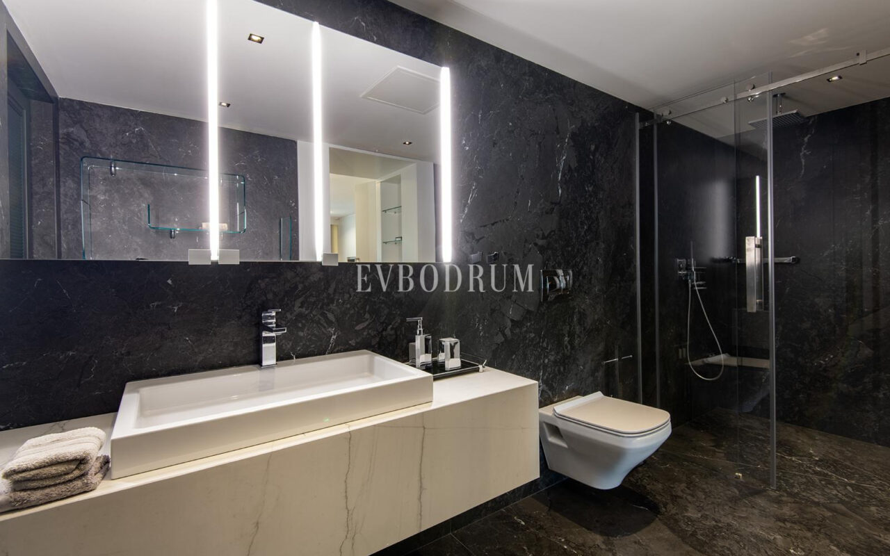 Yalıkavak'ta denize sıfır, özel iskeleli lüks villa