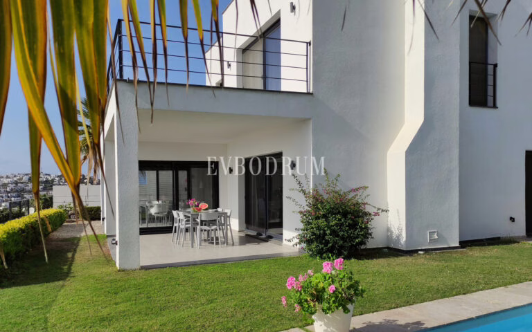 Bahçeli, özel havuzlu ve panoramik manzaralı villa – Hausansicht Gartenseite