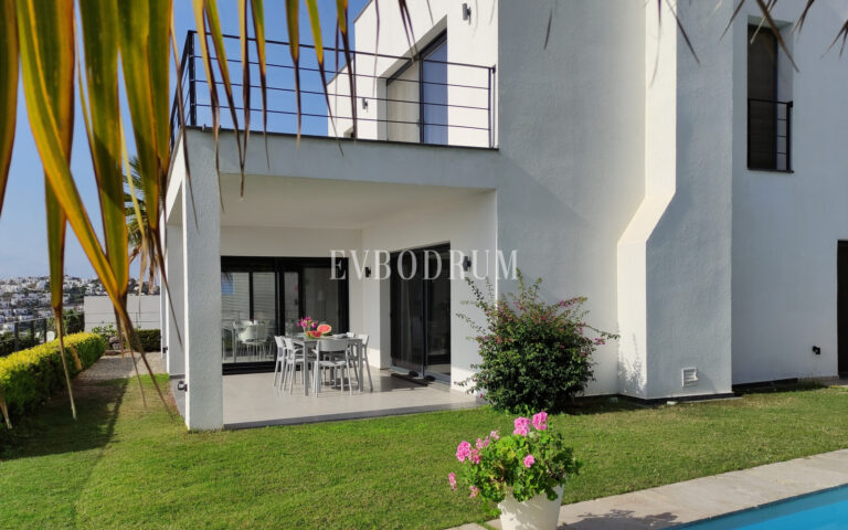 Bahçeli, özel havuzlu ve panoramik manzaralı villa – Hausansicht Gartenseite