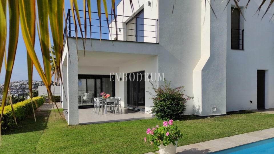 Bahçeli, özel havuzlu ve panoramik manzaralı villa – Hausansicht Gartenseite