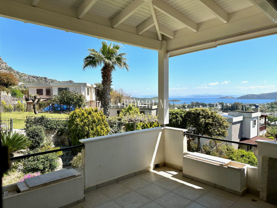 An apartment with beautiful sea views and roof terrace – Img