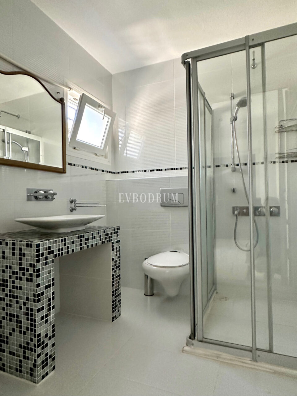 An apartment with beautiful sea views and roof terrace – Img