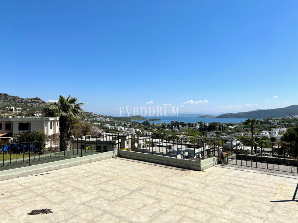 An apartment with beautiful sea views and roof terrace – Img