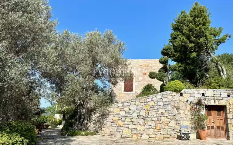 Yalıkavak’ta havuzlu ve misafirhaneli otantik taş villa – Img