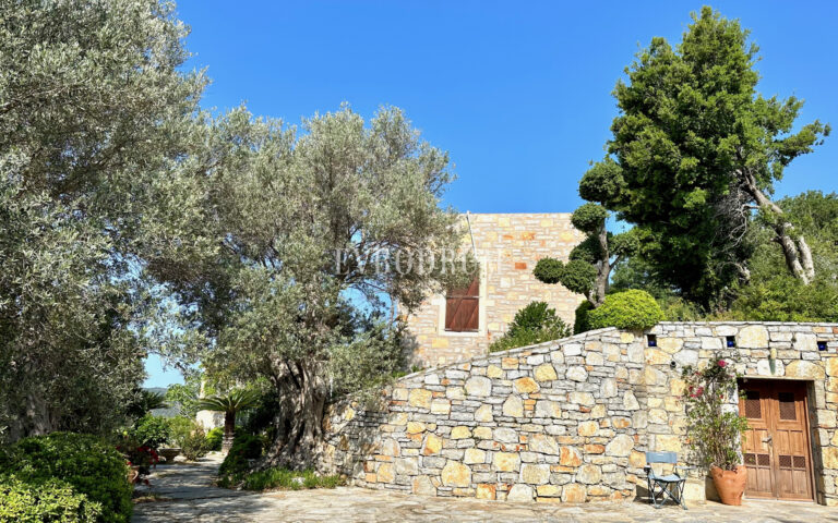 Yalıkavak’ta havuzlu ve misafirhaneli otantik taş villa – Img