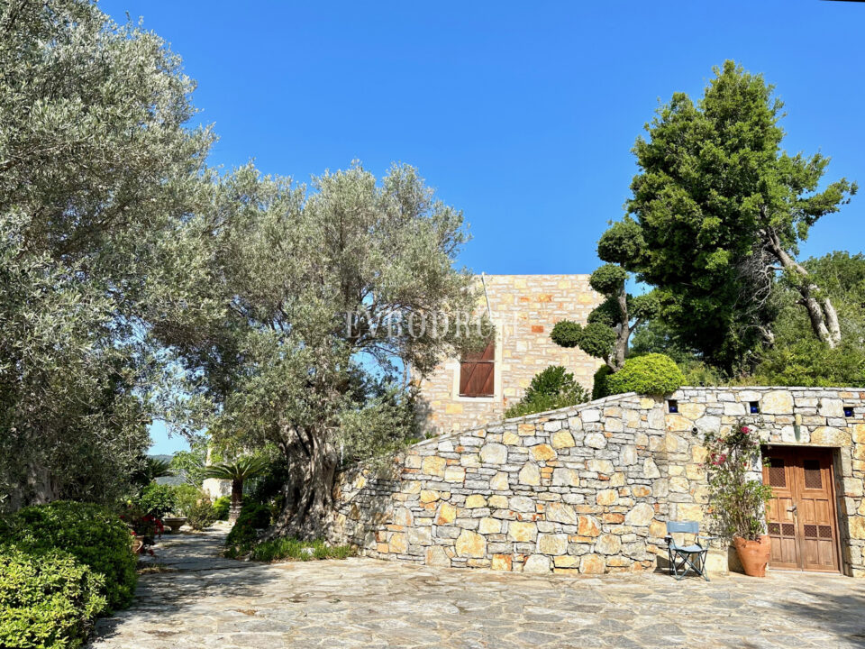 Yalıkavak’ta havuzlu ve misafirhaneli otantik taş villa – Img