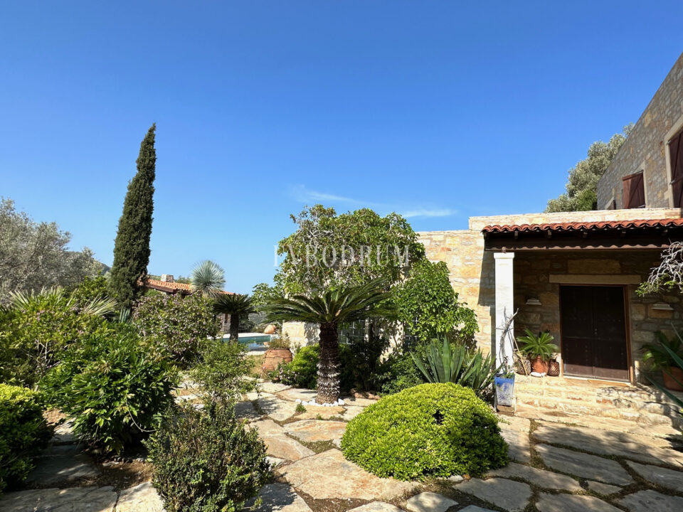 Yalıkavak’ta havuzlu ve misafirhaneli otantik taş villa – Img