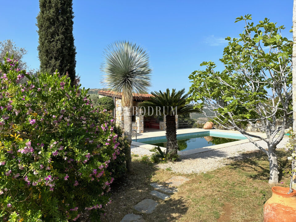 Yalıkavak’ta havuzlu ve misafirhaneli otantik taş villa – Img