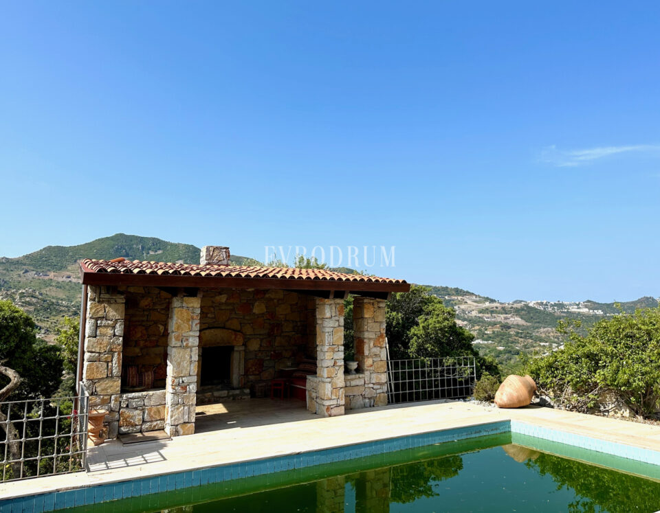 Yalıkavak’ta havuzlu ve misafirhaneli otantik taş villa – Img