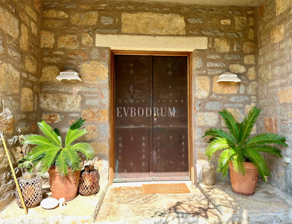 Yalıkavak’ta havuzlu ve misafirhaneli otantik taş villa – Img