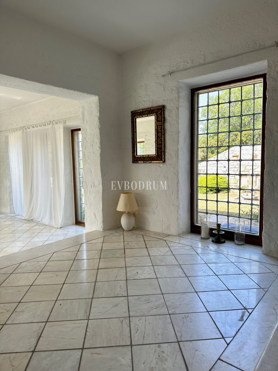 Yalıkavak’ta havuzlu ve misafirhaneli otantik taş villa – Img