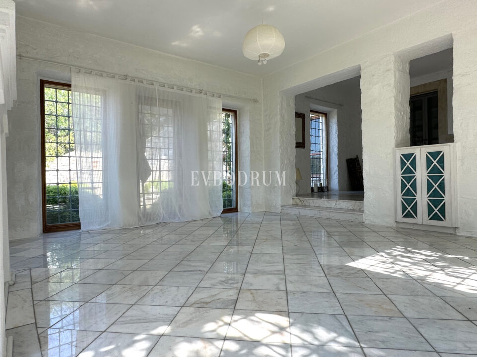 Yalıkavak’ta havuzlu ve misafirhaneli otantik taş villa – Img