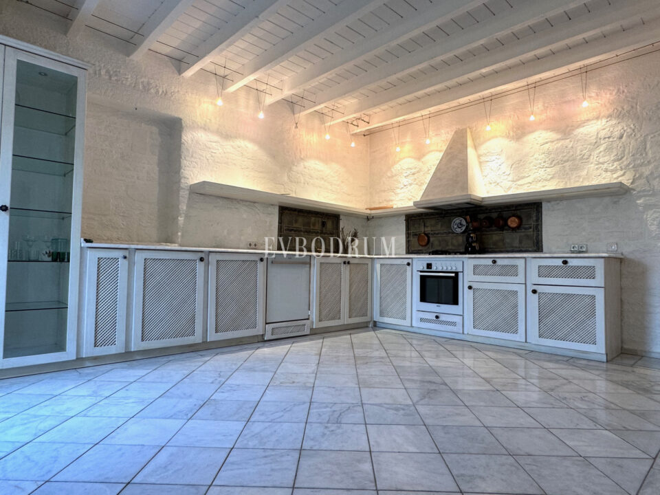 Yalıkavak’ta havuzlu ve misafirhaneli otantik taş villa – Img