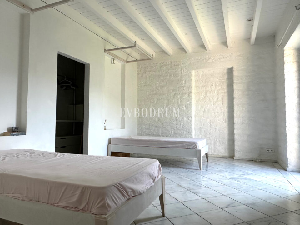 Yalıkavak’ta havuzlu ve misafirhaneli otantik taş villa – Img