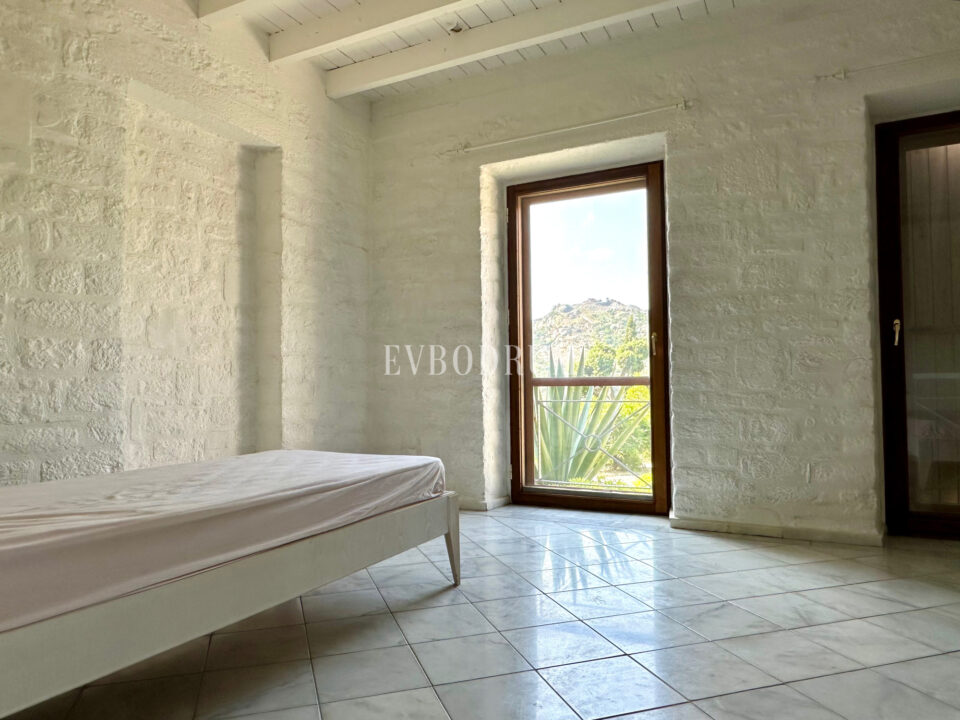 Yalıkavak’ta havuzlu ve misafirhaneli otantik taş villa – Img