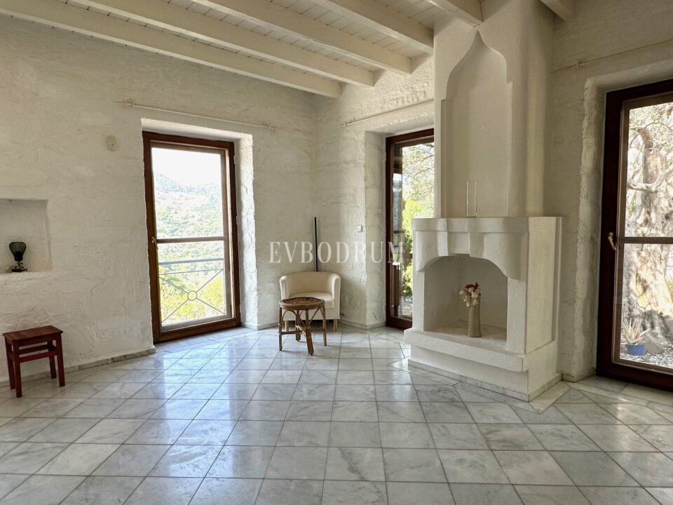 Yalıkavak’ta havuzlu ve misafirhaneli otantik taş villa – Img