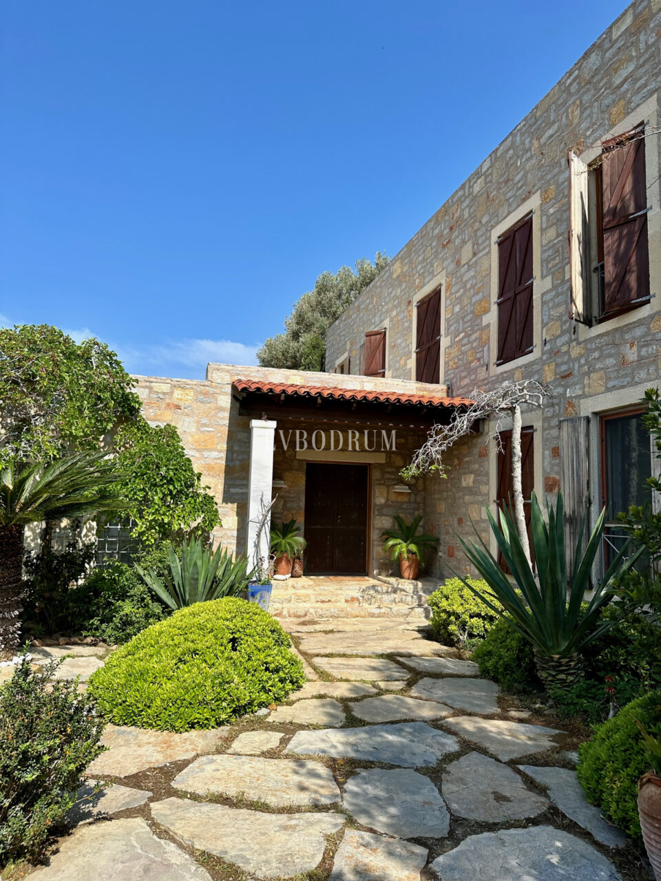 Yalıkavak’ta havuzlu ve misafirhaneli otantik taş villa – Img