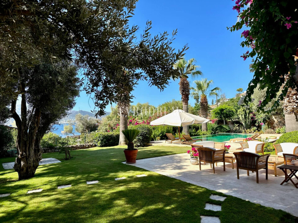 Denize 50 Metrelik Mesafede Kiralık Lüks Villa – Img