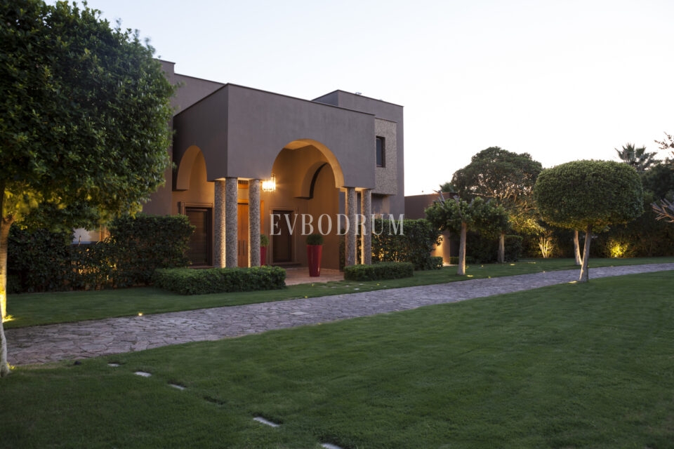 Olağanüstü özel, manzaralı kiralık villa – Img