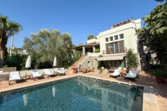 Plaja yürüme mesafesinde, havuzlu ve bahçeli geniş villa