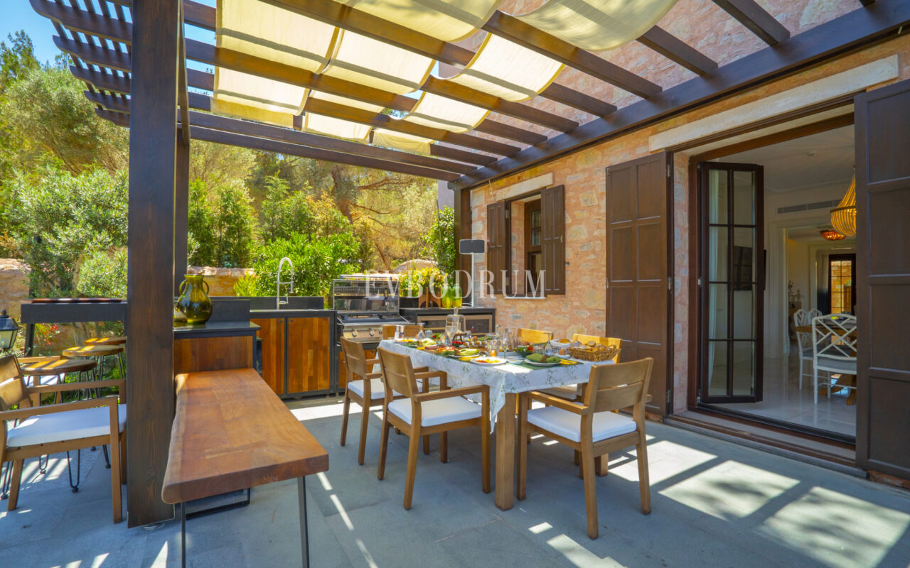 Torba’da yeni tamamlanmış, havuzlu villa