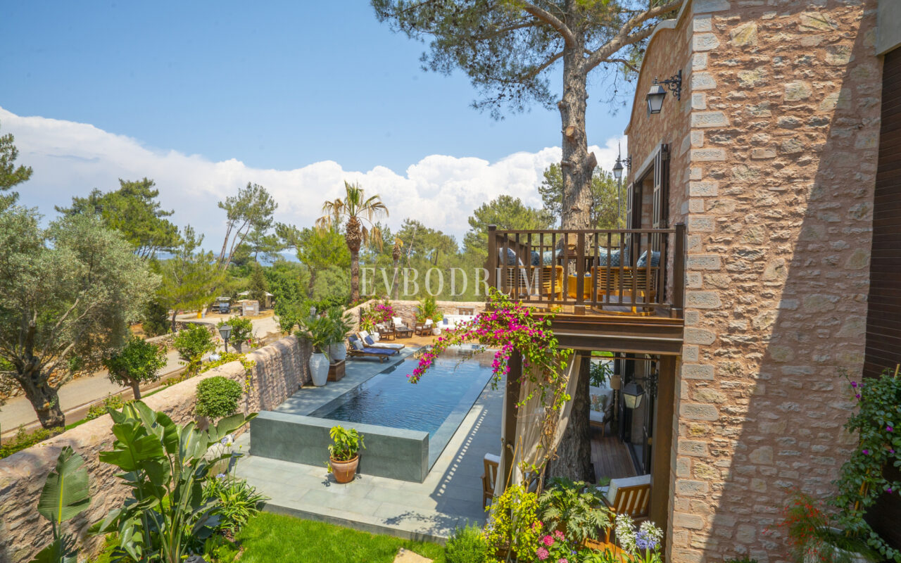 Torba’da yeni tamamlanmış, havuzlu villa