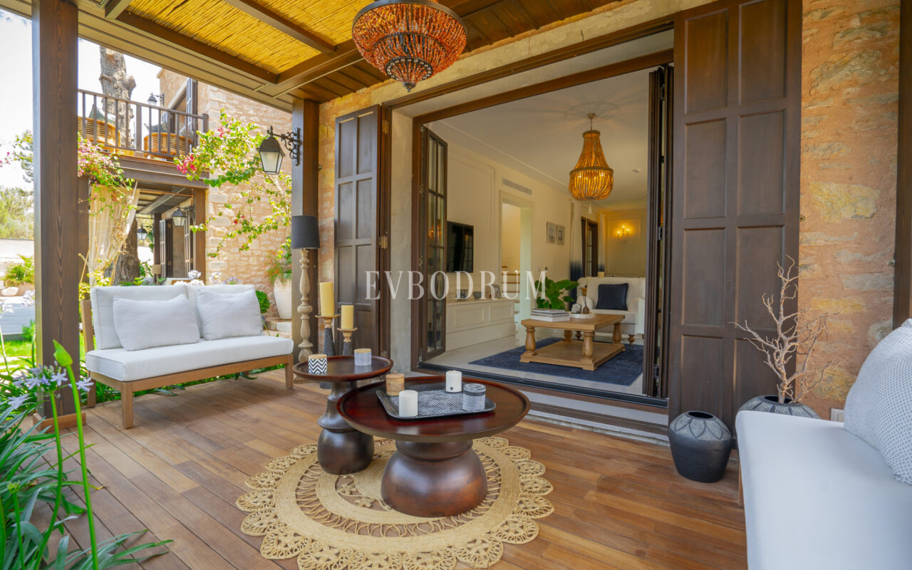 Torba’da yeni tamamlanmış, havuzlu villa