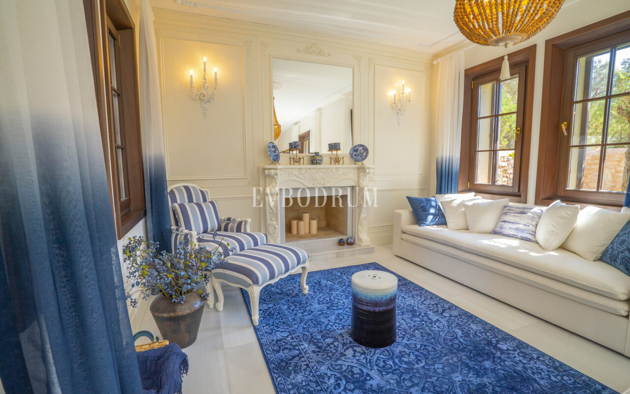 Torba’da yeni tamamlanmış, havuzlu villa