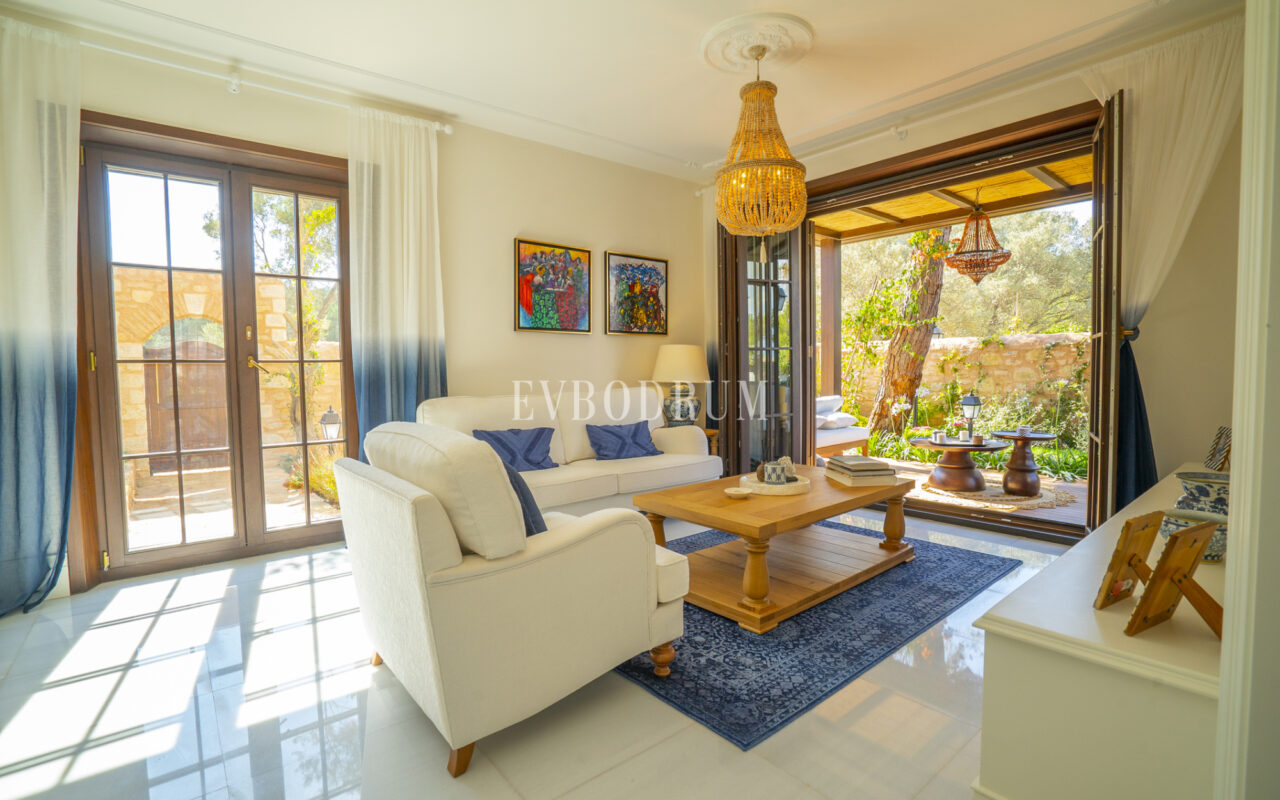 Torba’da yeni tamamlanmış, havuzlu villa