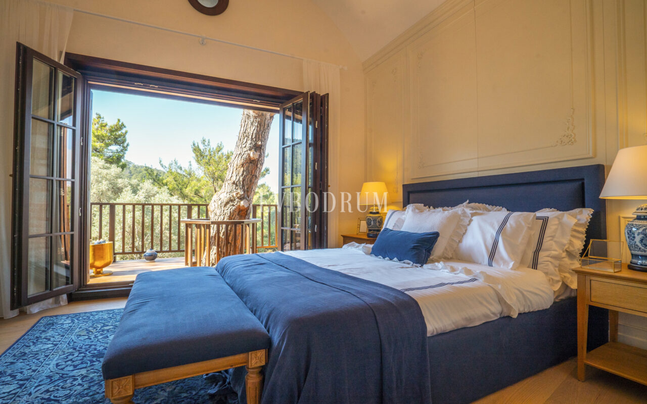 Torba’da yeni tamamlanmış, havuzlu villa