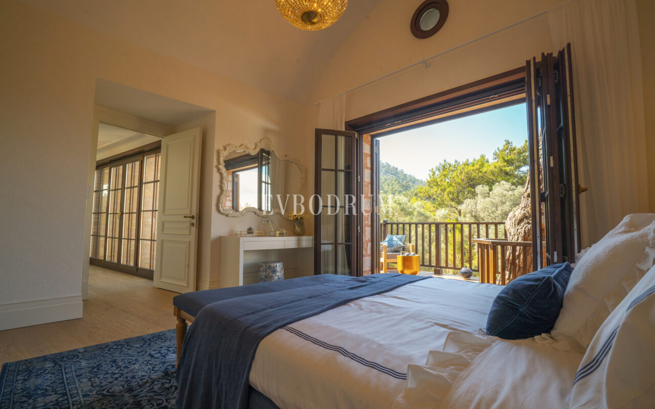 Torba’da yeni tamamlanmış, havuzlu villa