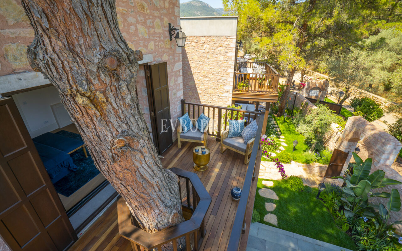 Torba’da yeni tamamlanmış, havuzlu villa