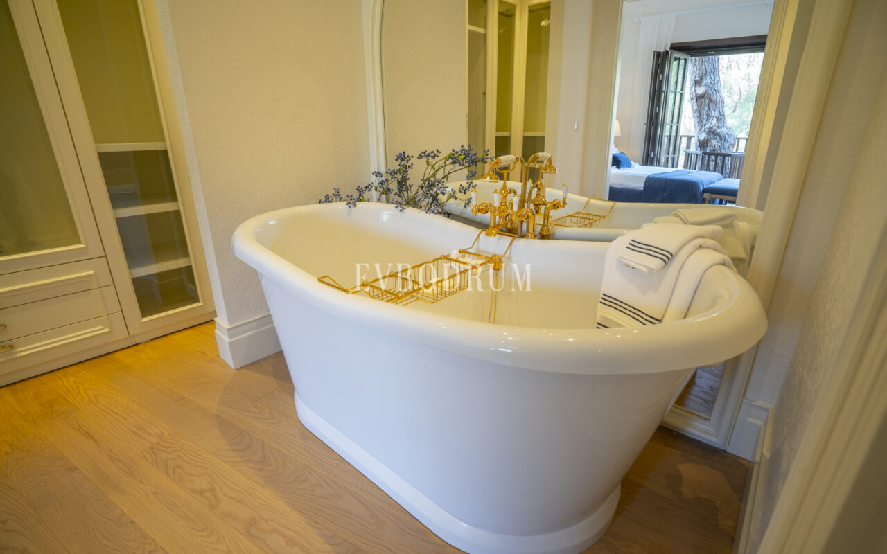 Torba’da yeni tamamlanmış, havuzlu villa