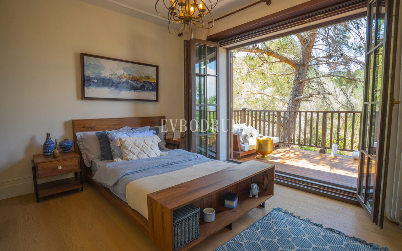 Torba’da yeni tamamlanmış, havuzlu villa