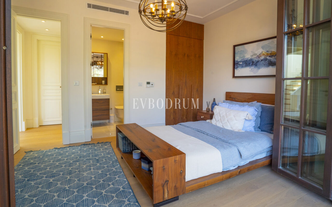 Torba’da yeni tamamlanmış, havuzlu villa