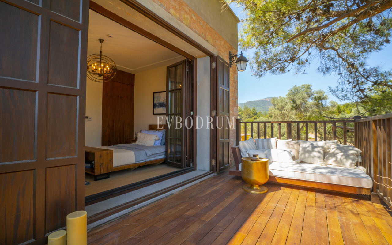 Torba’da yeni tamamlanmış, havuzlu villa