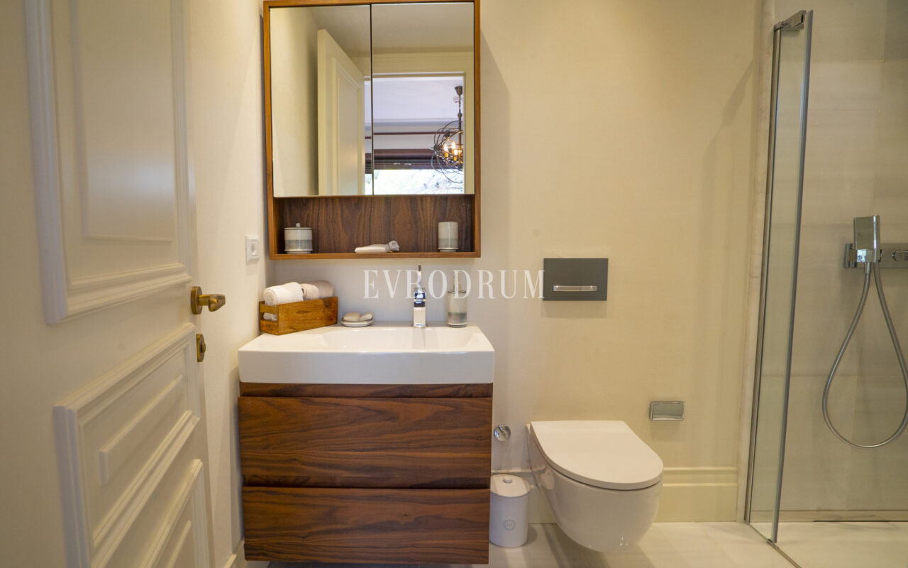 Torba’da yeni tamamlanmış, havuzlu villa