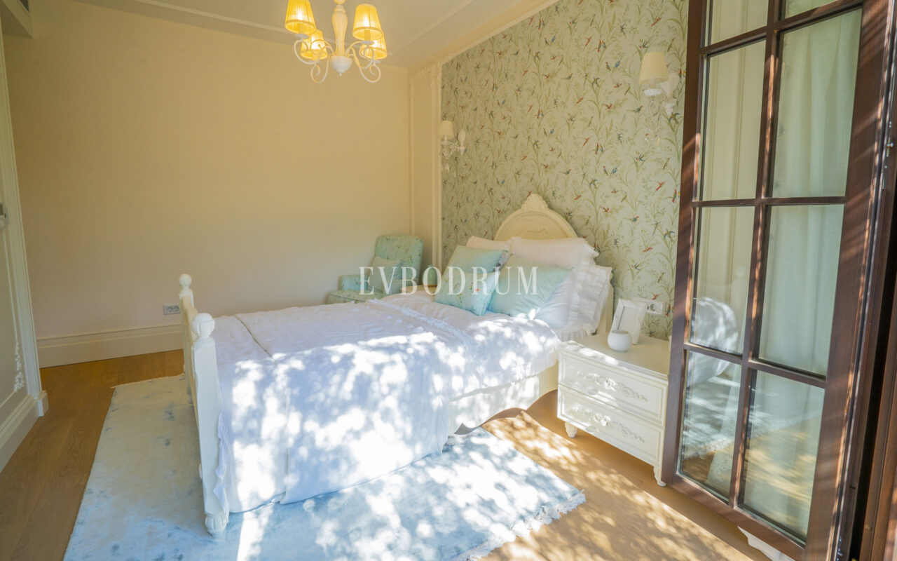 Torba’da yeni tamamlanmış, havuzlu villa