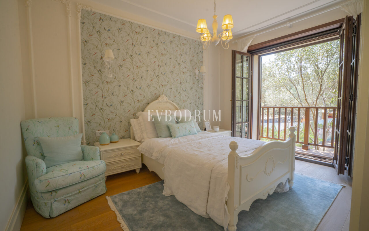 Torba’da yeni tamamlanmış, havuzlu villa