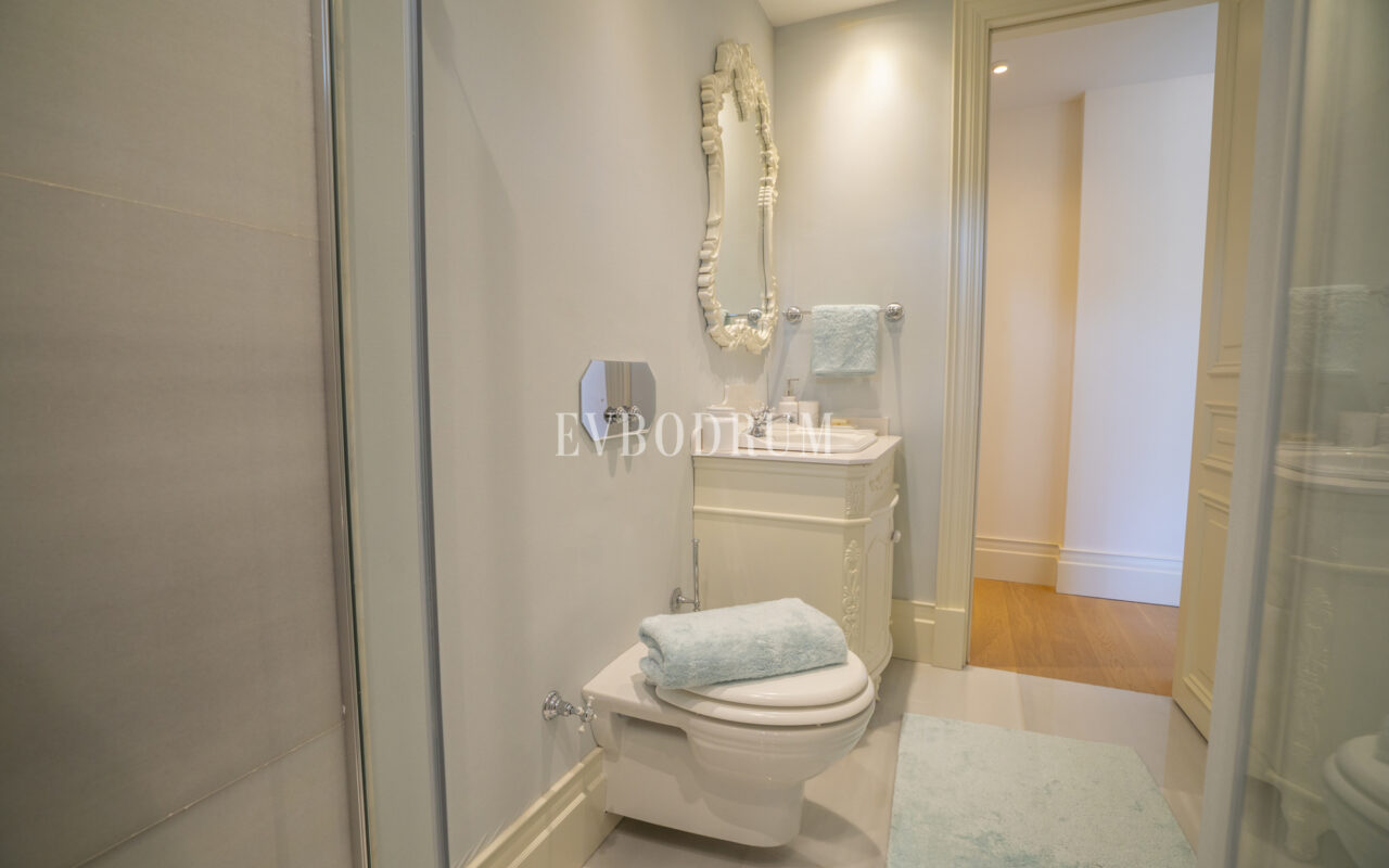 Torba’da yeni tamamlanmış, havuzlu villa