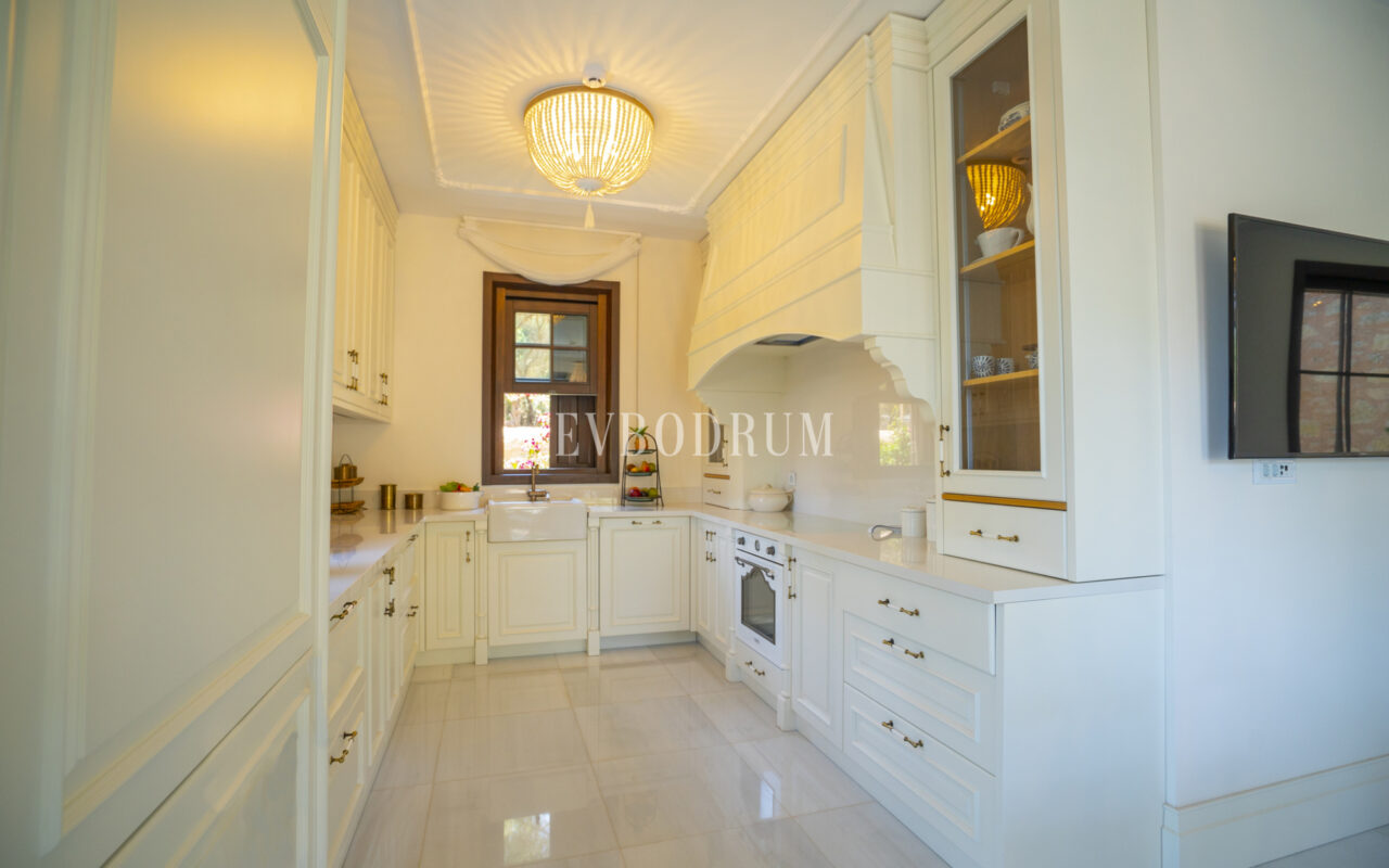 Torba’da yeni tamamlanmış, havuzlu villa