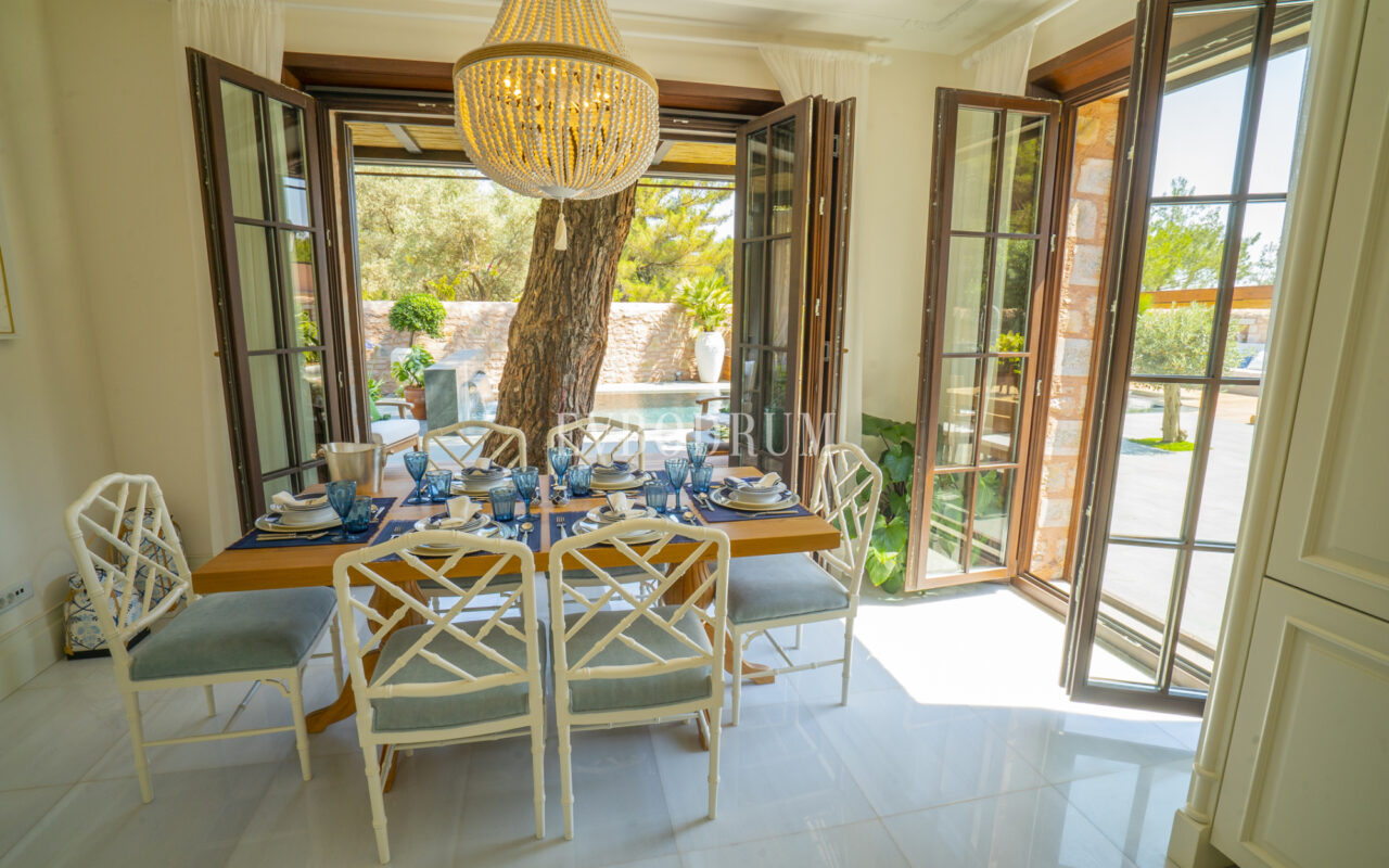 Torba’da yeni tamamlanmış, havuzlu villa